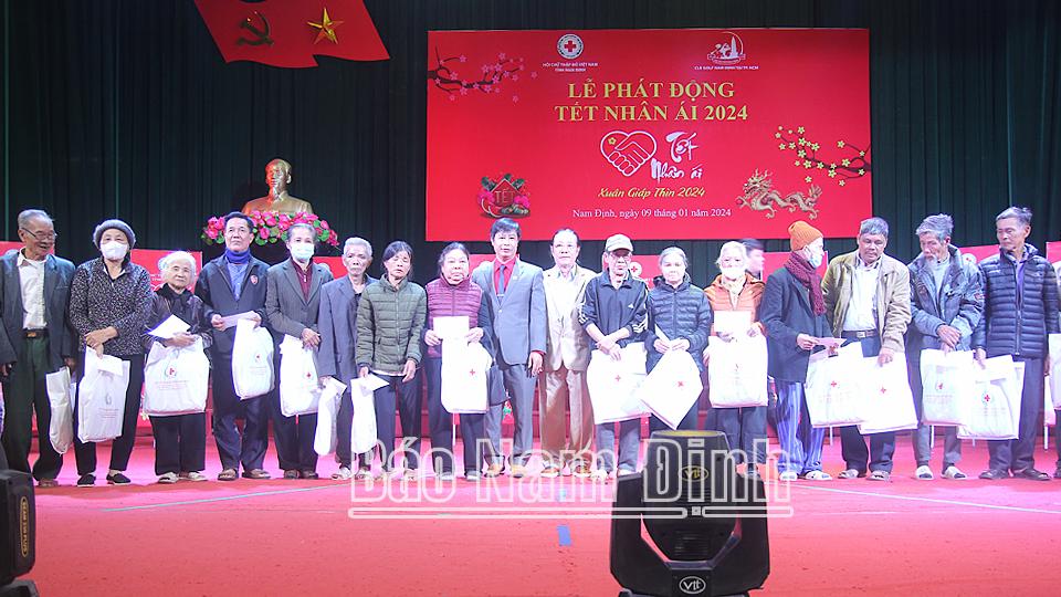 Lãnh đạo Hội Chữ thập đỏ tỉnh và Câu lạc bộ Golf Nam Định tại thành phố Hồ Chí Minh trao tặng quà cho người nghèo, người khó khăn trên địa bàn tỉnh. 
