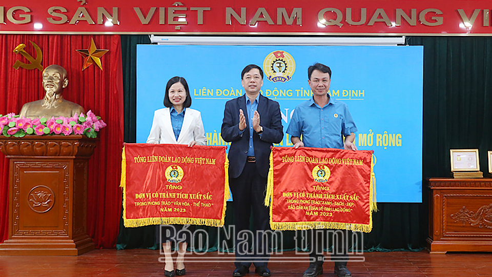 Đại diện Đoàn Chủ tịch Tổng LĐLĐ Việt Nam trao Cờ cho các đơn vị có thành tích xuất sắc trong phong trào “Văn hóa - thể thao”; phong trào “Xanh – sạch – đẹp, bảo đảm ATVSLĐ” năm 2023. 
