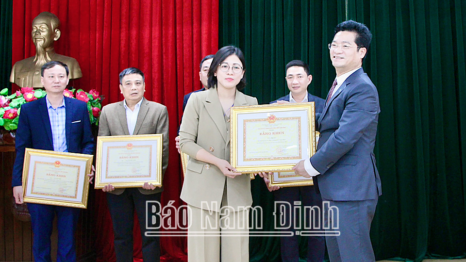 Đồng chí Trần Anh Dũng, Ủy viên Ban TVTU, Phó Chủ tịch Thường trực UBND tỉnh đã trao Bằng khen của UBND tỉnh cho các tập thể, cá nhân có thành tích xuất sắc trong công tác.
