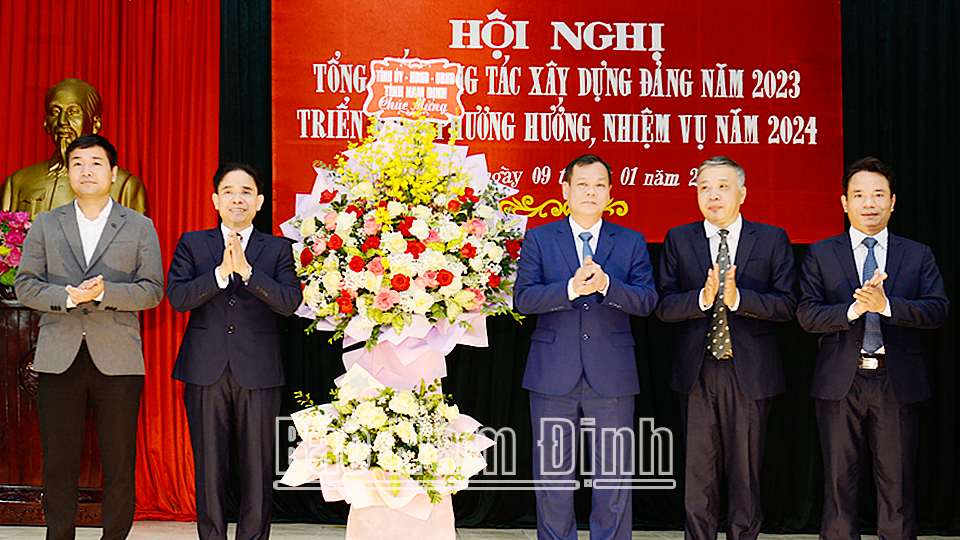 Đồng chí Phó Bí thư Thường trực Tỉnh ủy Lê Quốc Chỉnh trao tặng Đảng ủy Khối các Cơ quan và Doanh nghiệp tỉnh lẵng hoa tươi thắm.
