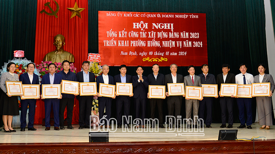 Lãnh đạo Đảng ủy Khối Các cơ quan và Doanh nghiệp tỉnh trao Giấy khen cho 14 Đảng bộ, Chi bộ tiêu biểu hoàn thành xuất sắc nhiệm vụ năm 2023. 
