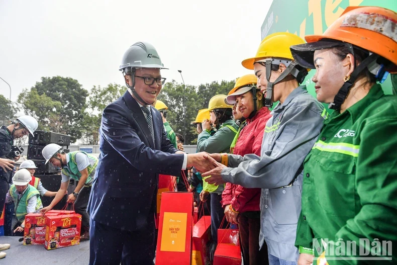 Đồng chí Lê Quốc Minh tặng quà Tết cho công nhân lao động tại công trường Ecopark.
