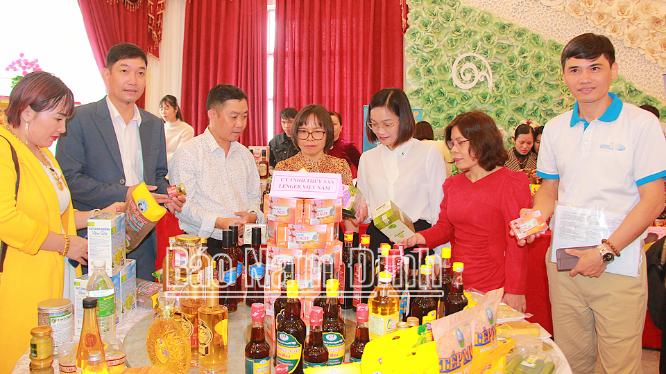 Các sản phẩm OCOP của tỉnh được trưng bày bên lề tọa đàm kết nối doanh nghiệp nông nghiệp diễn ra cuối tháng 11-2023 tại Nam Định.