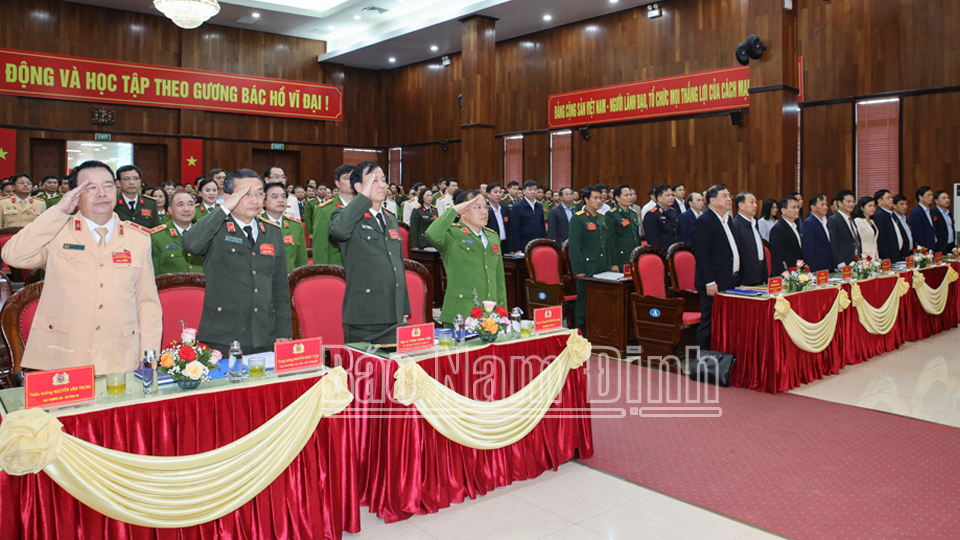 Các đồng chí lãnh đạo tỉnh, lãnh đạo Bộ Công an và các đại biểu thực hiện nghi thức chào cờ. 
