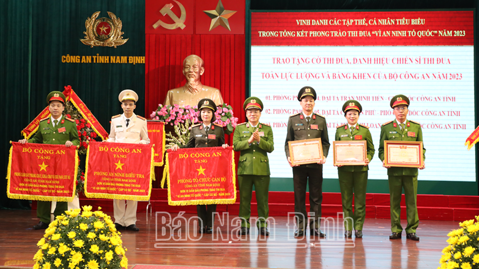 Trung tướng Nguyễn Văn Long, Thứ trưởng Bộ Công an trao tặng Cờ thi đua, danh hiệu Chiến sĩ thi đua toàn lực lượng và Bằng khen của Bộ Công an cho các tập thể, cá nhân.
