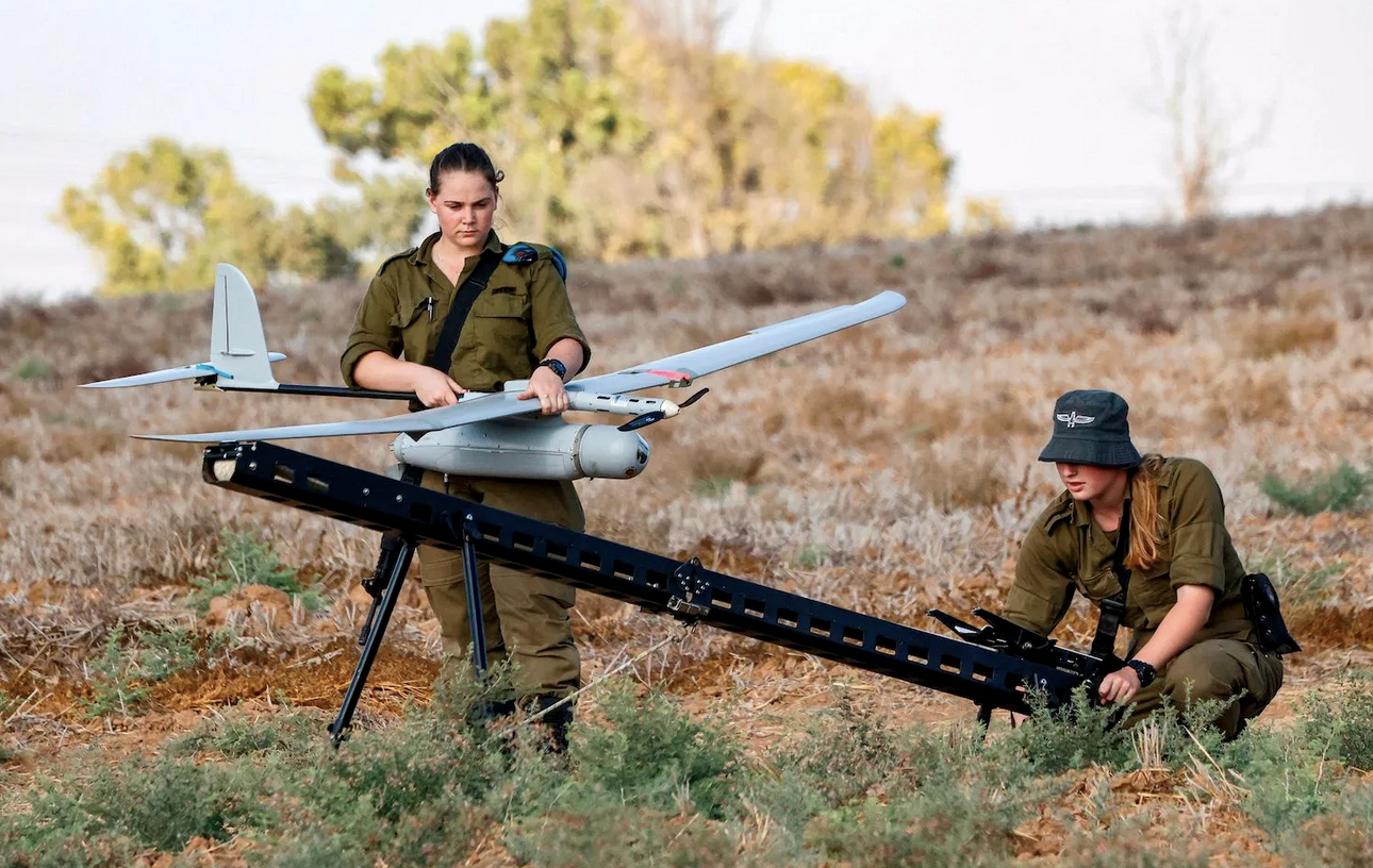 Một người lính Israel chuẩn bị máy bay không người lái Elbit Systems Skylark I. Ảnh tư liệu: AFP qua Getty Images
