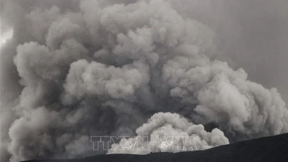 Núi lửa Marapi trên đảo Sumatra của Indonesia nhả khói phun tro bụi ngày 6/12/2023. (Ảnh: AFP/TTXVN)
