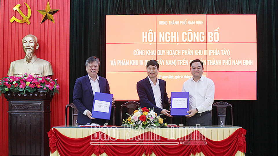 Lãnh đạo UBND thành phố Nam Định bàn giao hồ sơ quy hoạch phân khu phía Tây và phân khu Tây Nam cho các Sở: Giao thông Vận tải, Tài nguyên và Môi trường để quản lý và thực hiện quy hoạch. 
