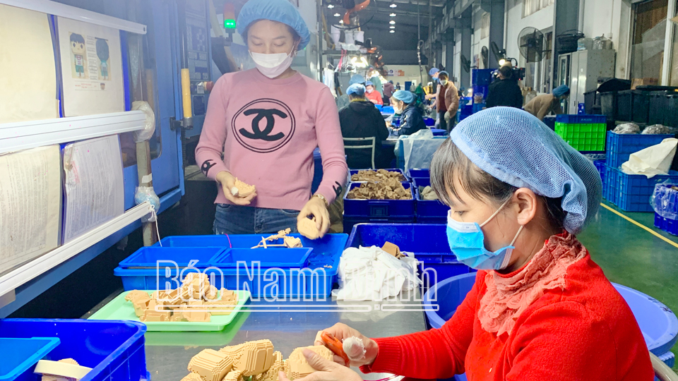 Sản xuất đồ chơi trẻ em xuất khẩu tại Công ty TNHH JY Plastic Nam Định, xã Hải Phương (Hải Hậu).