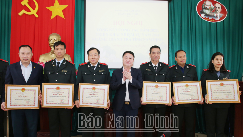 Lãnh đạo Thanh tra tỉnh trao Giấy khen của Chánh Thanh tra tỉnh cho các tập thể có thành tích xuất sắc trong công tác thanh tra năm 2023. 
