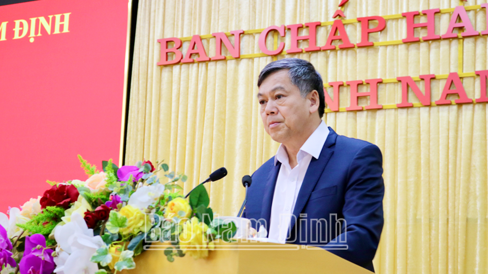 Đồng chí Phó Chủ tịch UBND tỉnh Trần Lê Đoài thông báo một số kết quả nổi bật của tỉnh năm 2023, phương hướng, nhiệm vụ năm 2024.
            