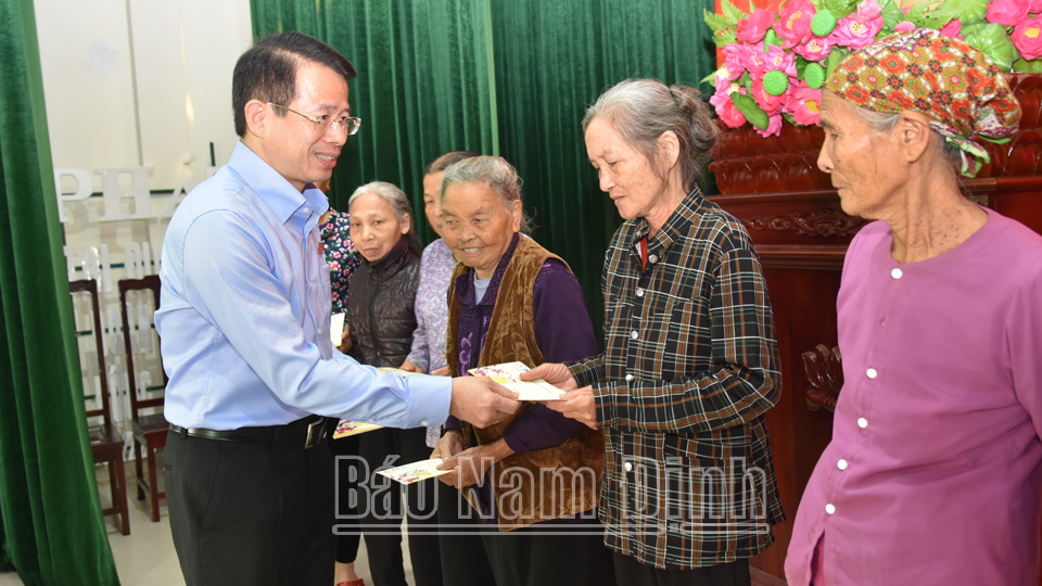 Đồng chí  Nguyễn Hải Dũng, TUV, Phó Trưởng đoàn chuyên trách Đoàn đại biểu Quốc hội của tỉnh trao tặng quà Tết cho gia đình chính sách, hộ có hoàn cảnh khó khăn tại xã Giao Hải (Giao Thủy). 


