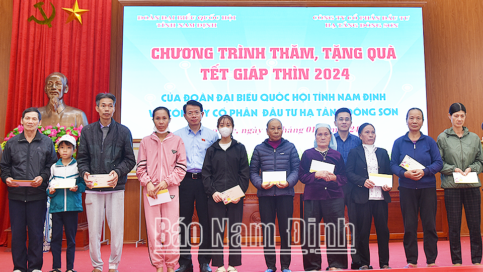 Đồng chí Nguyễn Hải Dũng, TUV, Phó Trưởng đoàn chuyên trách Đoàn đại biểu Quốc hội của tỉnh trao tặng quà Tết cho gia đình chính sách, hộ có hoàn cảnh khó khăn tại xã Giao Lạc (Giao Thủy). 