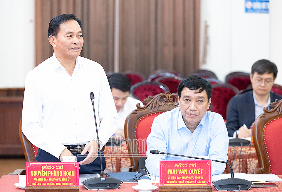 Đồng chí Nguyễn Phùng Hoan, Ủy viên Ban TVTU, Phó Chủ tịch Thường trực HĐND tỉnh phát biểu tại buổi làm việc.
