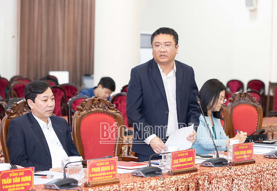 Đồng chí Doãn Quang Hùng, Chủ tịch UBND huyện Giao Thủy phát biểu tại buổi làm việc.
