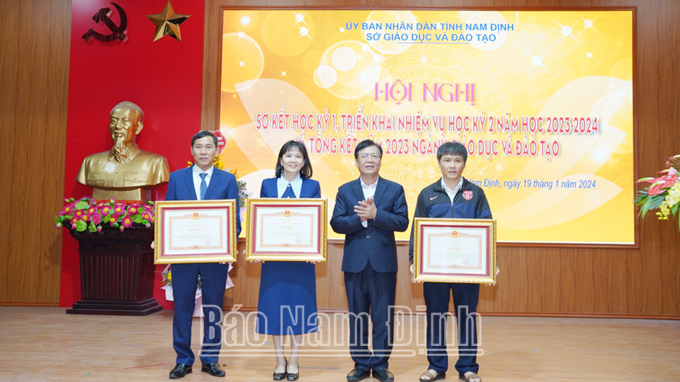 Thừa ủy quyền, đồng chí Cao Xuân Hùng, TUV, Giám đốc Sở GD và ĐT trao Bằng khen của Thủ tướng Chính phủ cho các cá nhân đạt thành tích xuất sắc trong công tác giáo dục và đào tạo năm 2023. 
