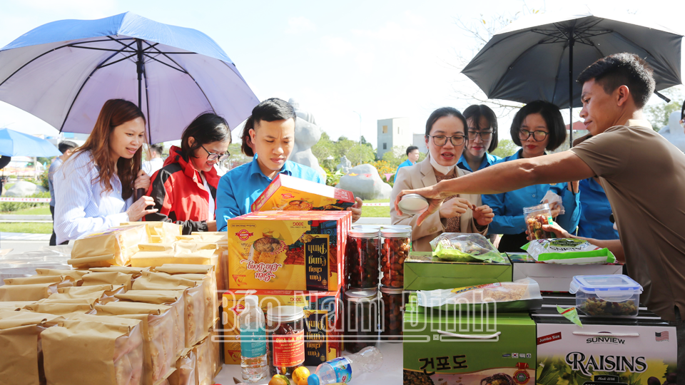 Công nhân lao động mua hàng tại Chợ Tết Công đoàn năm 2024.
