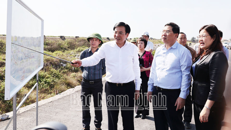 Bộ trưởng, Chủ nhiệm Văn phòng Chính phủ Trần Văn Sơn và đồng chí Bí thư Tỉnh ủy Phạm Gia Túc kiểm tra tiến độ xây dựng tuyến đường bộ ven biển, đoạn qua địa bàn xã Hải Lý (Hải Hậu).
