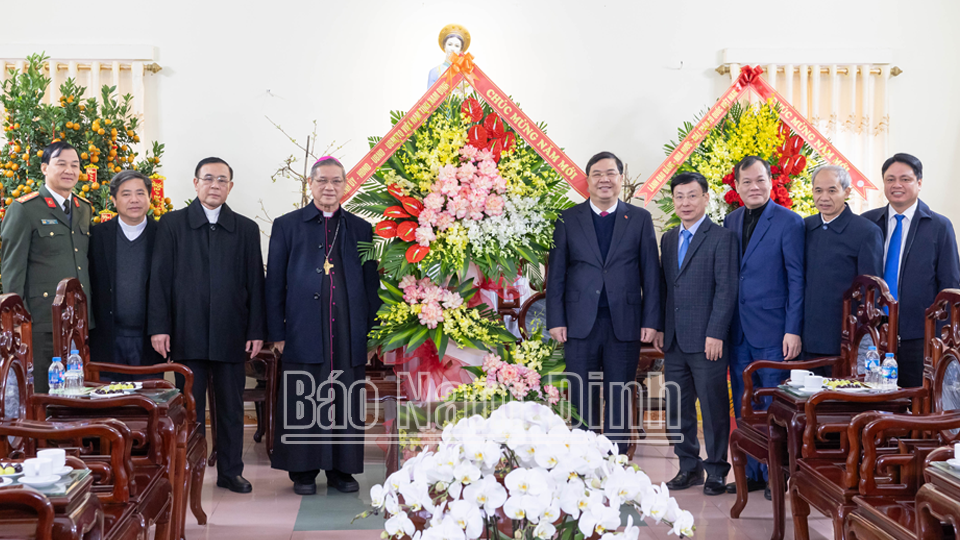Các đồng chí lãnh đạo tỉnh tặng lẵng hoa tươi thắm chúc mừng năm mới Giám mục Tôma Vũ Đình Hiệu và đồng bào Công giáo Giáo phận Bùi Chu. DT13
            