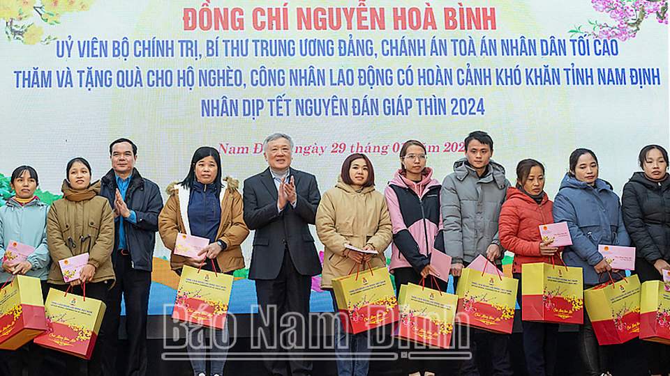 Đồng chí Nguyễn Hòa Bình, Ủy viên Bộ Chính trị, Bí thư Trung ương Đảng, Chánh án TAND tối cao thăm, chúc Tết tại Nam Định