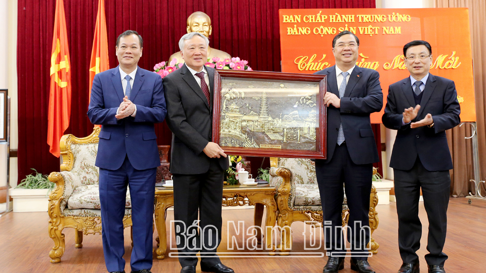 Các đồng chí lãnh đạo tỉnh tặng đồng chí Chánh án TAND tối cao Nguyễn Hòa Bình bức tranh Tháp Phổ Minh - biểu tượng lịch sử - văn hóa của tỉnh Nam Định. 