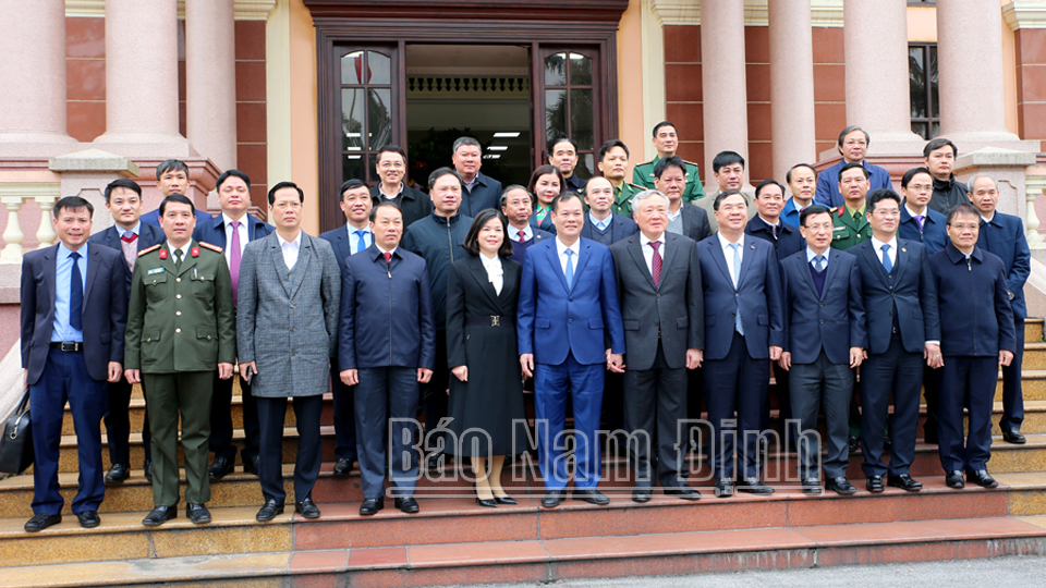 Đồng chí Chánh án TAND tối cao Nguyễn Hòa Bình chụp ảnh lưu niệm với các đồng chí lãnh đạo tỉnh.
            