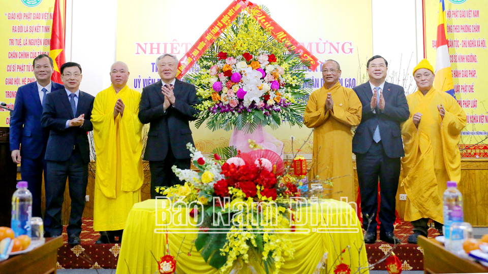Đồng chí Chánh án TAND tối cao Nguyễn Hòa Bình và các đồng chí lãnh đạo tỉnh tặng hoa chúc mừng năm mới Hòa thượng Thích Quảng Hà và các tăng ni, phật tử trong tỉnh.