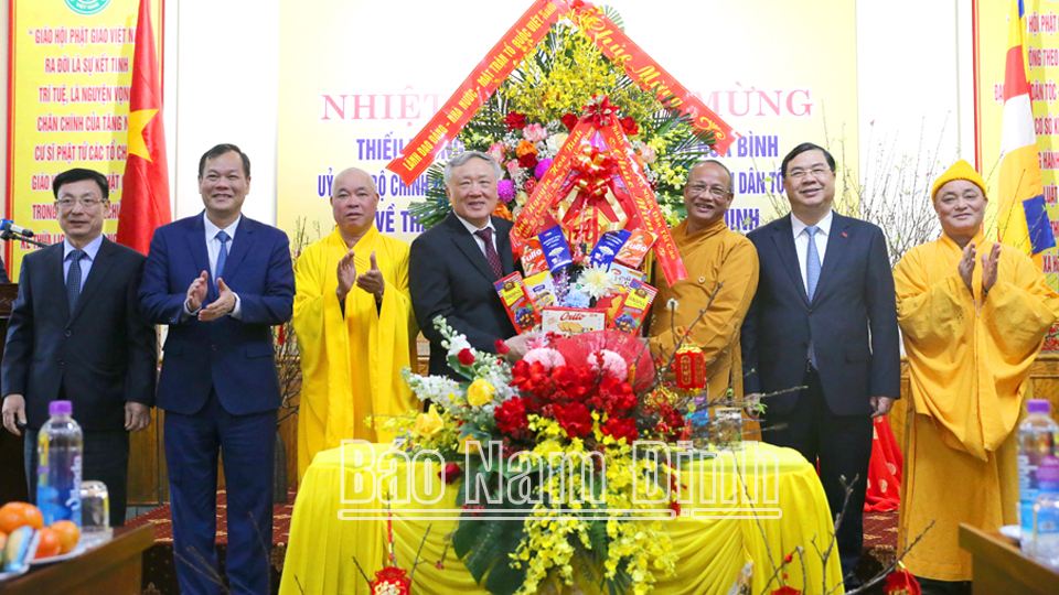 Đồng chí Chánh án TAND tối cao Nguyễn Hòa Bình và các đồng chí lãnh đạo tỉnh tặng quà chúc Tết Hòa thượng Thích Quảng Hà và các tăng ni, phật tử tỉnh Nam Định.