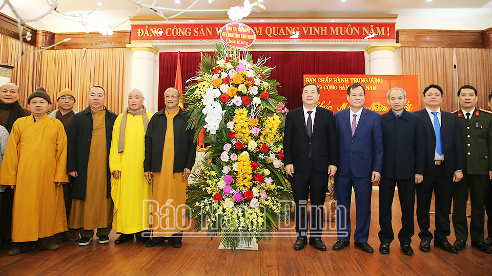 Ban Trị sự Giáo hội Phật giáo tỉnh tặng hoa chúc mừng Tỉnh ủy nhân dịp Tết Nguyên đán Giáp Thìn 2024. 
