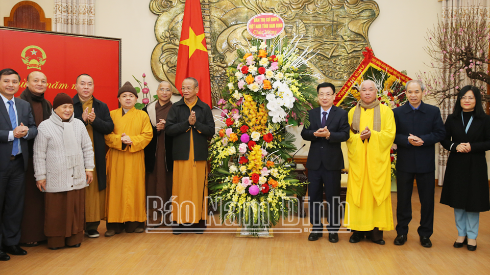 Ban Trị sự Giáo hội Phật giáo tỉnh tặng hoa chúc mừng UBND nhân dịp Tết Nguyên đán Giáp Thìn 2024.

