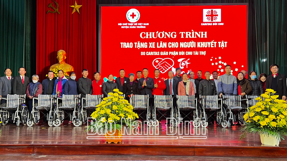 Lãnh đạo Hội Chữ thập đỏ Việt Nam, Hội Chữ thập đỏ tỉnh và các nhà tài trợ tặng xe lăn cho người khuyết tật huyện Xuân Trường. 
