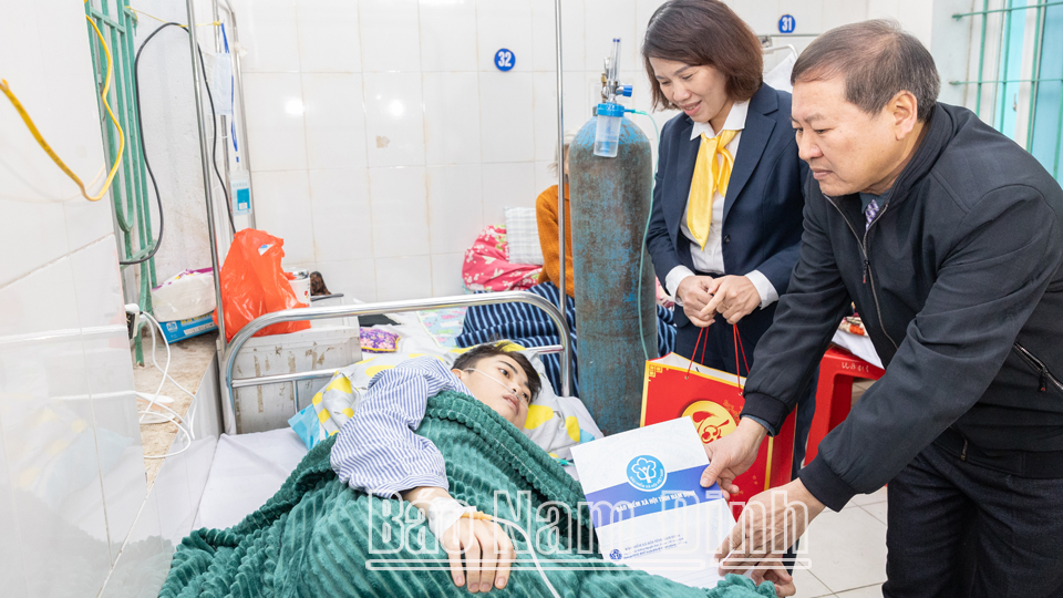 Lãnh đạo BHXH tỉnh và Bưu điện tỉnh thăm, tặng quà bệnh nhân đang điều trị tại Bệnh viện Đa khoa tỉnh. 
