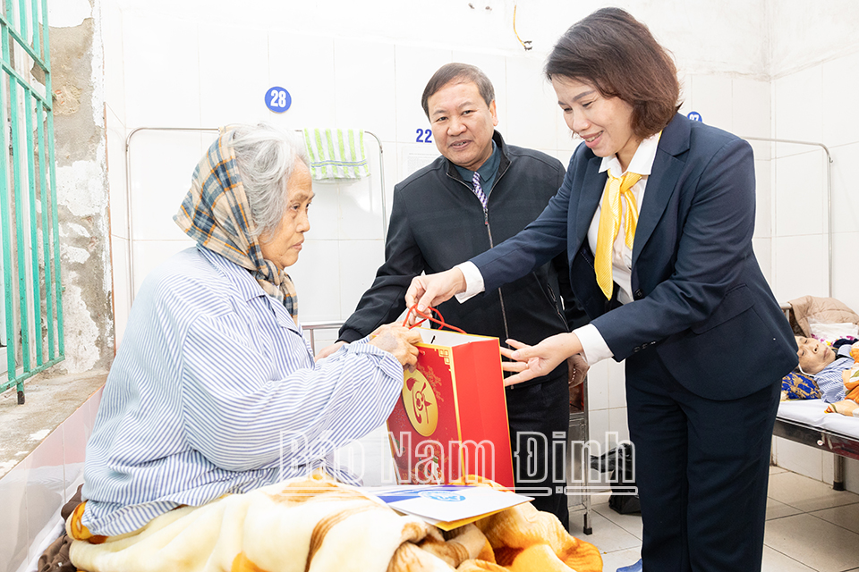 Lãnh đạo BHXH tỉnh và Bưu điện tỉnh thăm, tặng quà bệnh nhân đang điều trị tại Bệnh viện Đa khoa tỉnh. 
