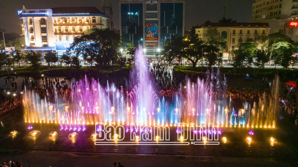 Dàn nhạc nước tại Quảng trường Hòa Bình - công trình mới được cải tạo nâng cấp chào mừng kỷ niệm 60 năm Bác Hồ về thăm tỉnh Nam Định.
Ảnh: Viết Dư