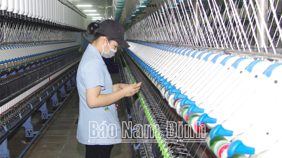 Sản xuất tại Nhà máy Sợi thuộc Tổng Công ty Cổ phần Dệt may Nam Định.
Ảnh: Xuân Thu