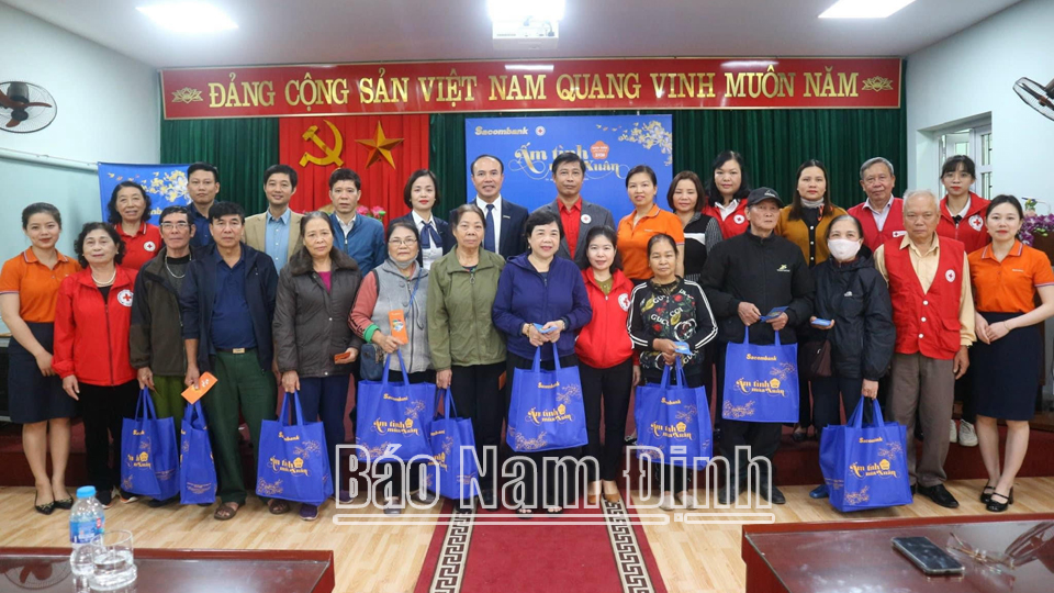 Hội Chữ thập đỏ tỉnh phối hợp với Ngân hàng Sacombank Nam Định tặng quà cho người có hoàn cảnh khó khăn thành phố Nam Định trong chương trình Ấm tình mùa xuân.
