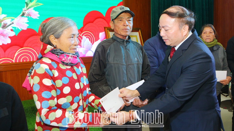 Agribank Nam Định trao tặng 188 suất quà cho các gia đình chính sách