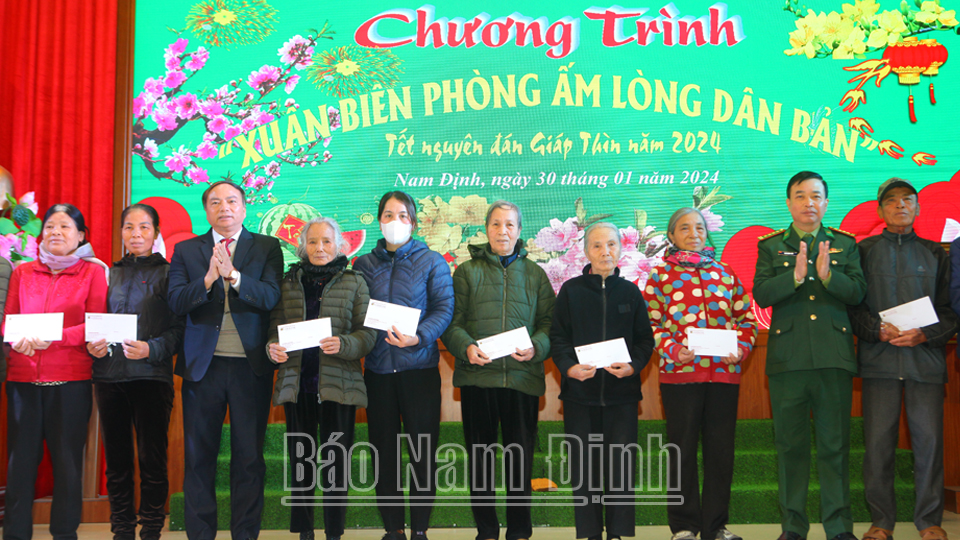Đại diện Agribank Chi nhánh tỉnh Nam Định và Bộ Chỉ huy BĐBP tỉnh trao tặng quà Tết cho các gia đình chính sách có hoàn cảnh khó khăn huyện Giao Thủy nhân dịp Tết Giáp Thìn 2024. 

