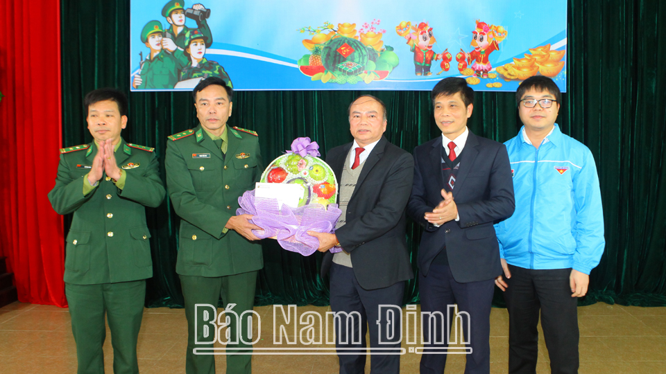 Đại diện Agribank Chi nhánh tỉnh Nam Định tặng quà, chúc Tết cán bộ, chiến sĩ Đồn Biên phòng Ngọc Lâm (Nghĩa Hưng). 
