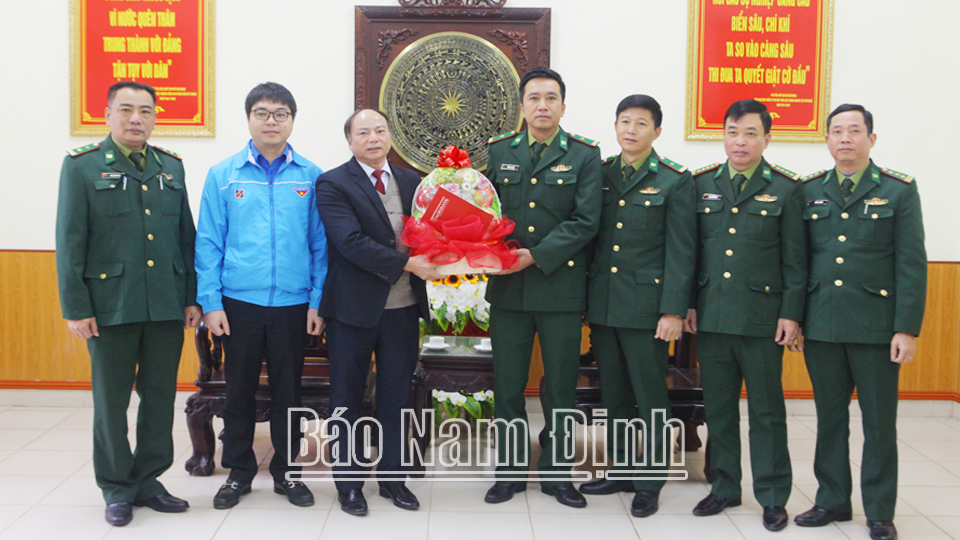 Đại diện Agribank Chi nhánh tỉnh Nam Định tặng quà, chúc Tết cán bộ, chiến sĩ Đồn Biên phòng Quất Lâm (Giao Thủy). 
