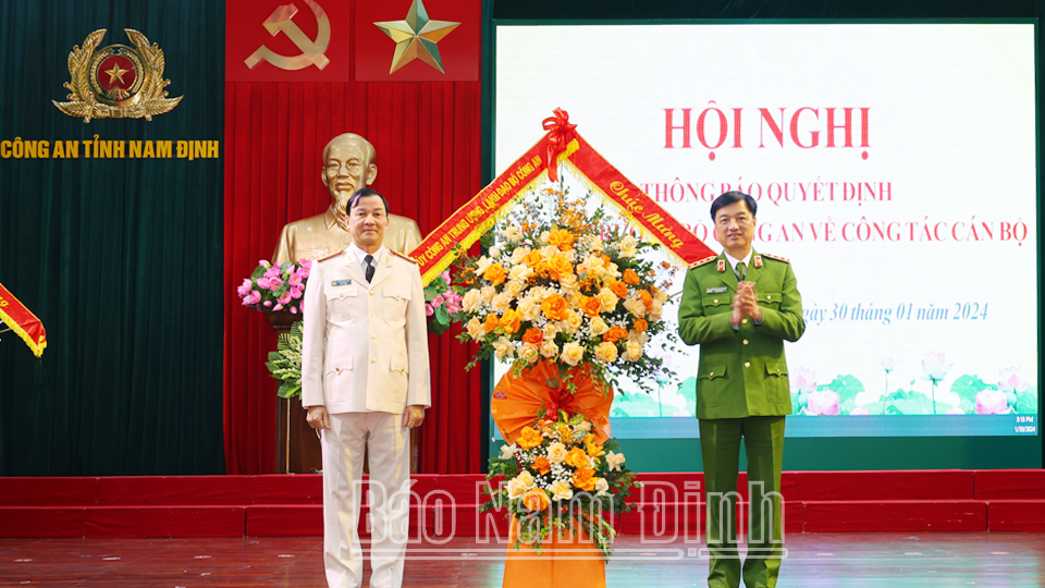 Thượng tướng Nguyễn Duy Ngọc, Ủy viên BCH Trung ương Đảng, Thứ trưởng Bộ Công an tặng lẵng hoa tươi thắm chúc mừng Đại tá Trần Minh Tiến nhận nhiệm vụ mới.
