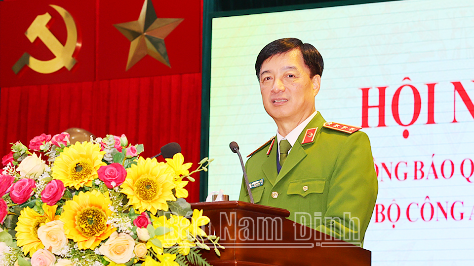 Thượng tướng Nguyễn Duy Ngọc, Ủy viên BCH Trung ương Đảng, Thứ trưởng Bộ Công an phát biểu giao nhiệm vụ cho Đại tá Trần Mình Tiến  
