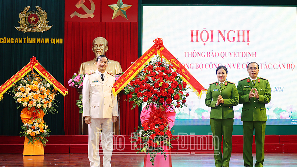 Đại diện Ban Giám đốc Công an tỉnh tặng lẵng hoa tươi thắm chúc mừng Đại tá Trần Minh Tiến nhận nhiệm vụ mới.
