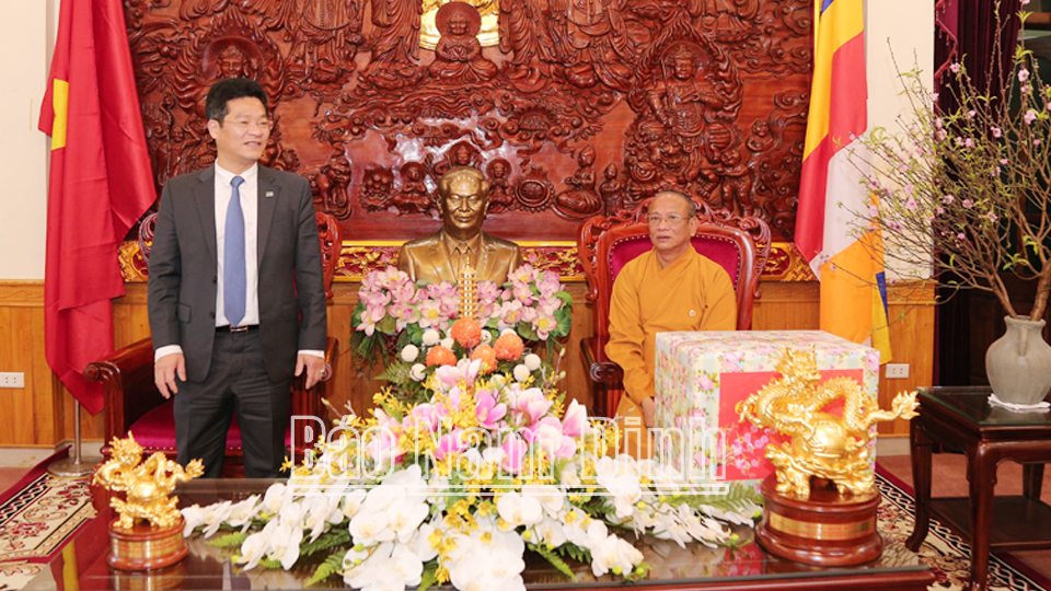Đồng chí Trần Anh Dũng, Ủy viên Ban TVTU, Phó Chủ tịch Thường trực UBND tỉnh phát biểu chúc Tết Ban Trị sự Giáo hội Phật giáo tỉnh. 
