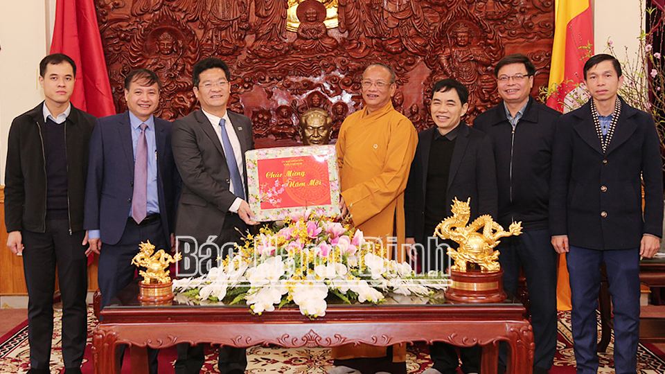 Đồng chí Trần Anh Dũng, Ủy viên Ban TVTU, Phó Chủ tịch Thường trực UBND tỉnh tặng quà chúc Tết Ban Trị sự Giáo hội Phật giáo tỉnh. 

