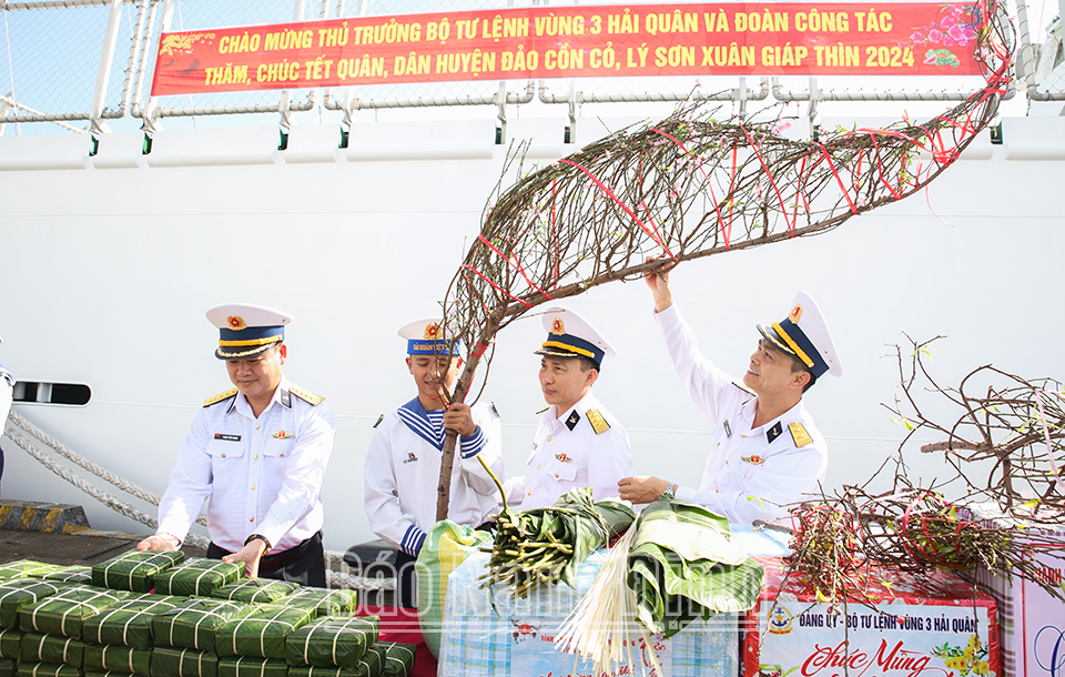 Cán bộ, chiến sĩ Vùng 3 Hải quân chuẩn bị vận chuyển hàng hóa lên tàu. 
