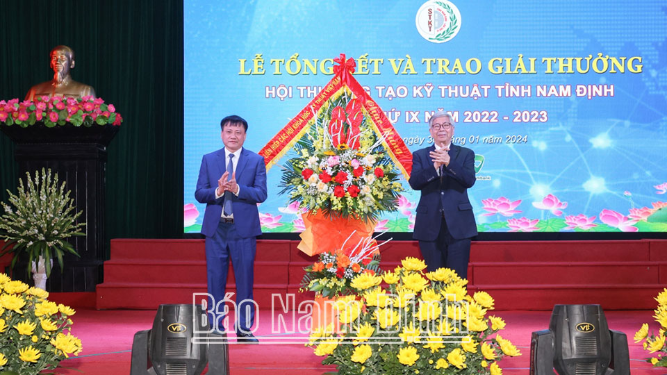 GS.TSKH Đặng Vũ Minh, Chủ tịch Danh dự Liên hiệp các Hội KH và KT tỉnh khóa VIII tặng hoa chúc mừng Ban tổ chức.