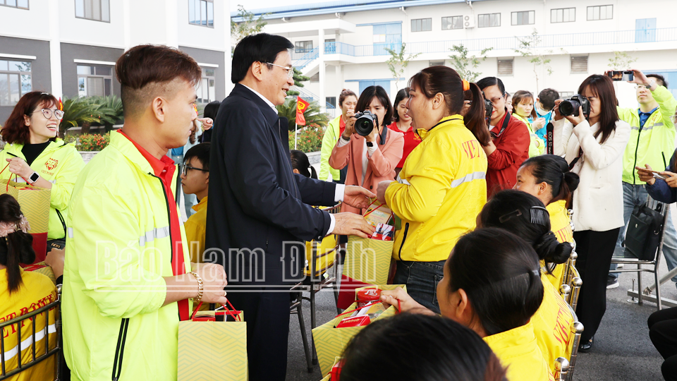 Bộ trưởng, Chủ nhiệm Văn phòng Chính phủ Trần Văn Sơn trao quà Tết cho công nhân lao động Công ty TNHH Viet Power, xã Hải Tân (Hải Hậu).