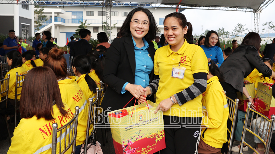 Đại diện Tổng Liên đoàn Lao động Việt Nam trao quà Tết cho công nhân lao động Công ty TNHH Viet Power, xã Hải Tân (Hải Hậu).