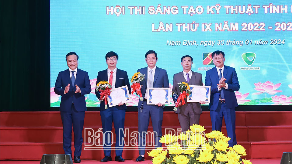 Đồng chí Mai Thanh Long, TUV, Phó Chủ tịch HĐND tỉnh, Chủ tịch Liên hiệp các Hội KH và KT tỉnh, Trưởng Ban Tổ chức cuộc thi trao giải Nhất cho các thí sinh. 